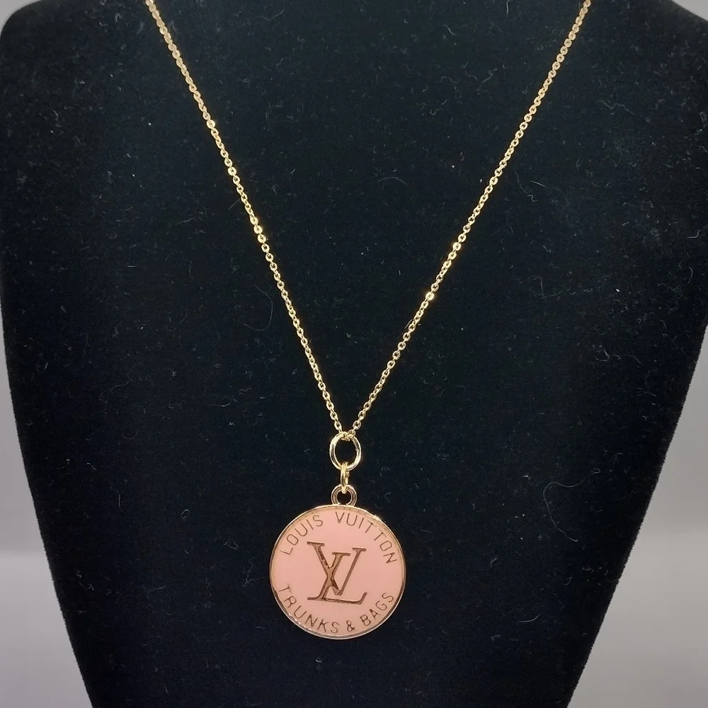 LOUIS VUITTON LV ZIPPER PULL CHARM, gold tone metal, PINK 25mm - Picture 3 of 8